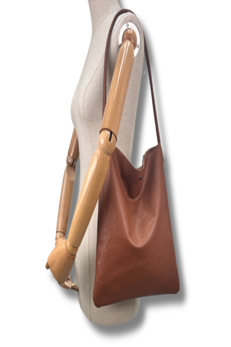 BOLSA PLANA DE PIEL - COLOR CAMEL